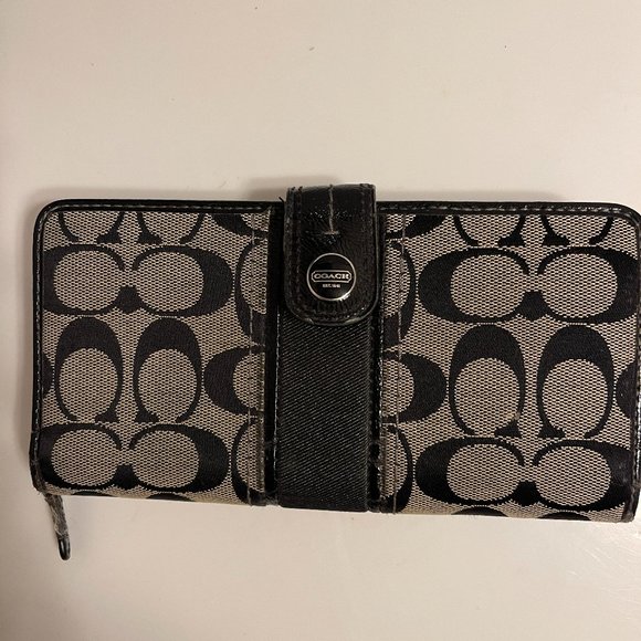 Coach Handbags - Authentic Coach Jacquard CC Trifold  Wallet No Rips 12 Credit Card Slots ID Wind